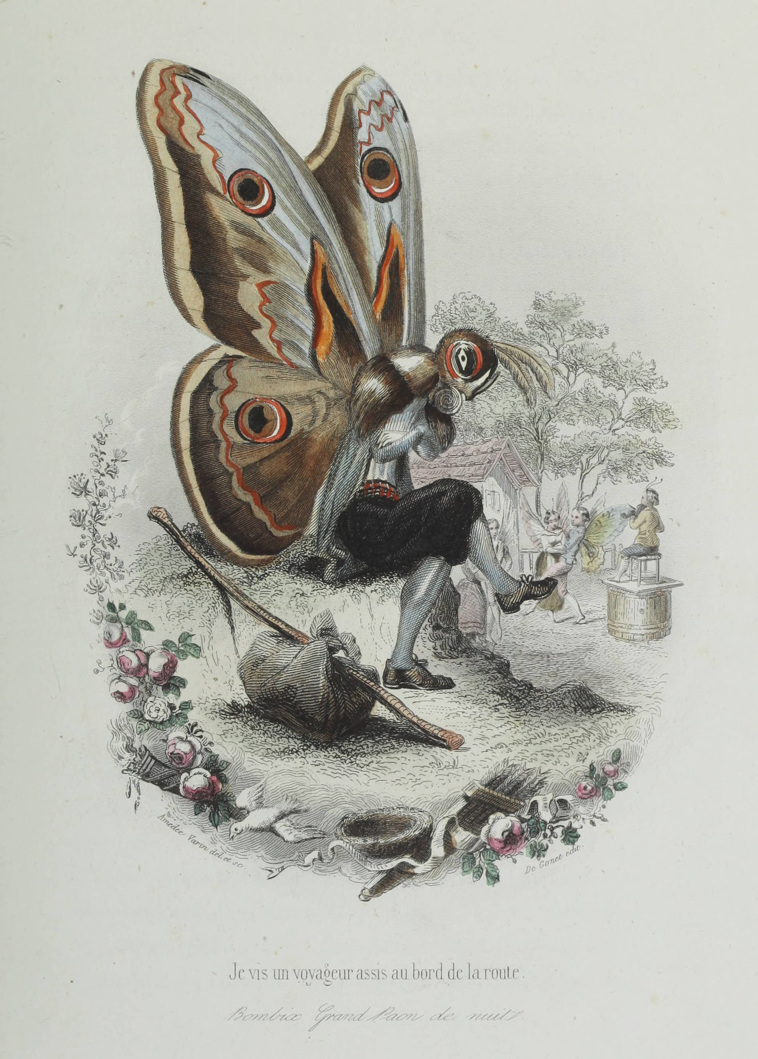 Un homme-papillon assis sur un petit tas de terre, les bras croisés et un baluchon à terre